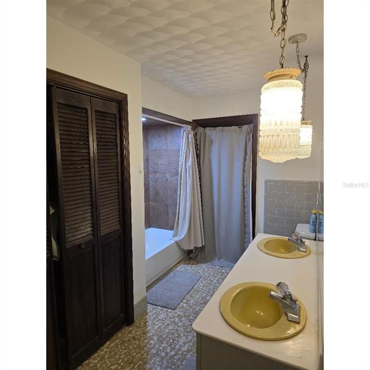 For Sale: $995,000 (4 beds, 2 baths, 4783 Square Feet)