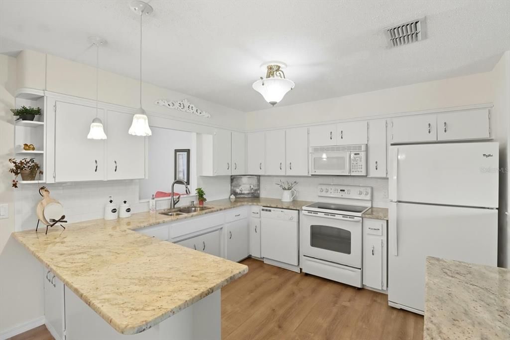 На продажу: $320,000 (2 спален, 2 ванн, 1434 Квадратных фут)