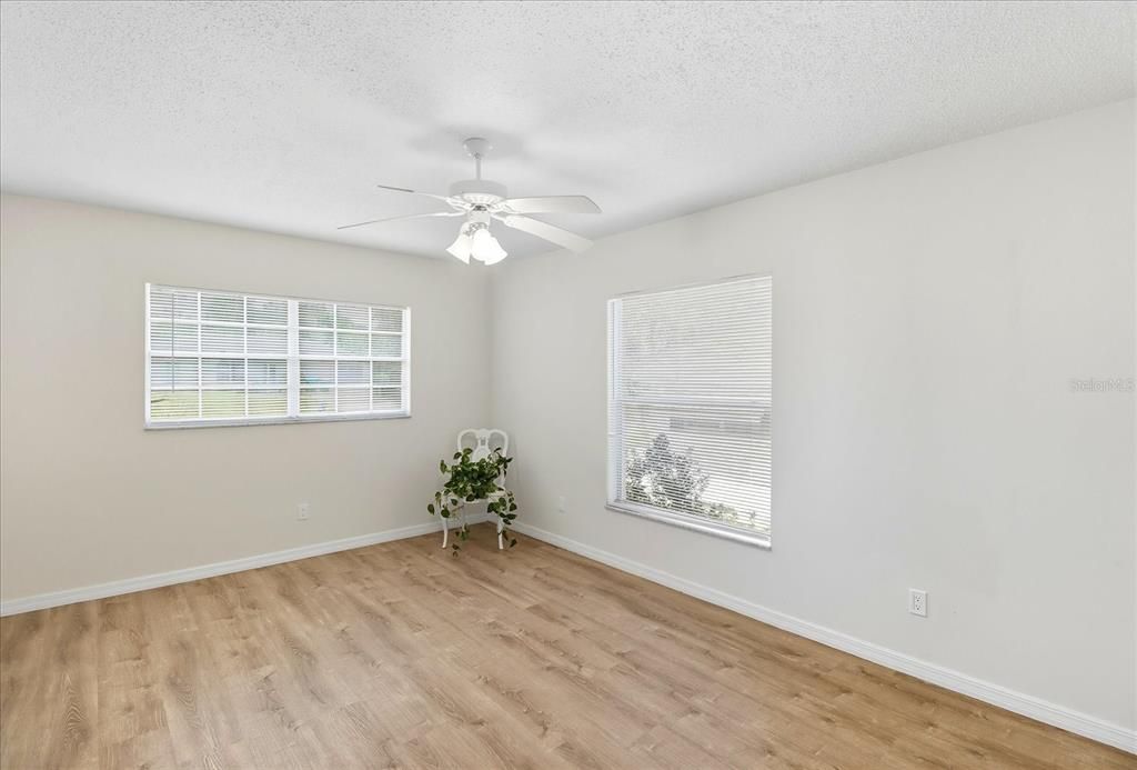 На продажу: $320,000 (2 спален, 2 ванн, 1434 Квадратных фут)