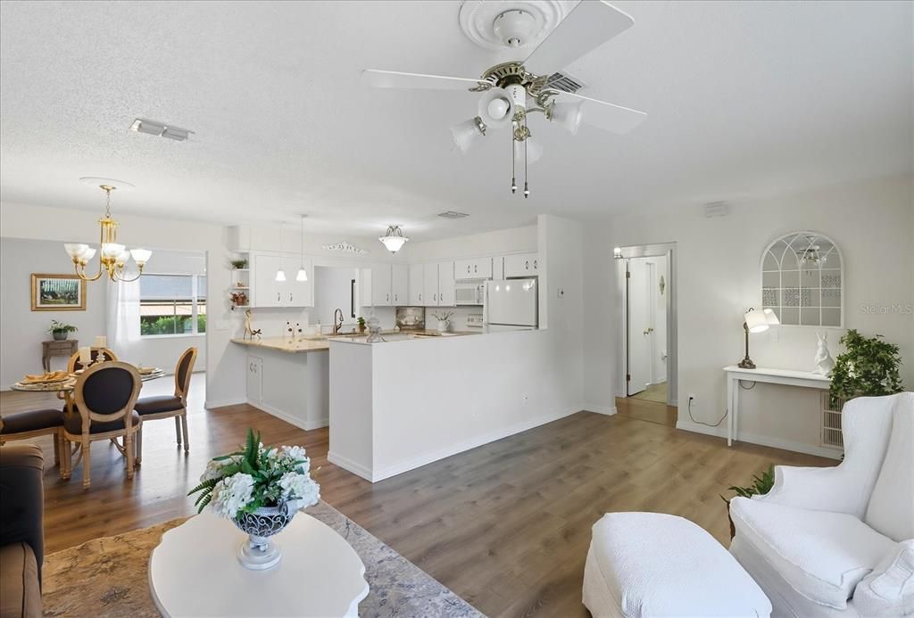 На продажу: $320,000 (2 спален, 2 ванн, 1434 Квадратных фут)