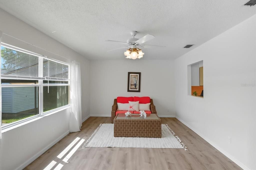 На продажу: $320,000 (2 спален, 2 ванн, 1434 Квадратных фут)