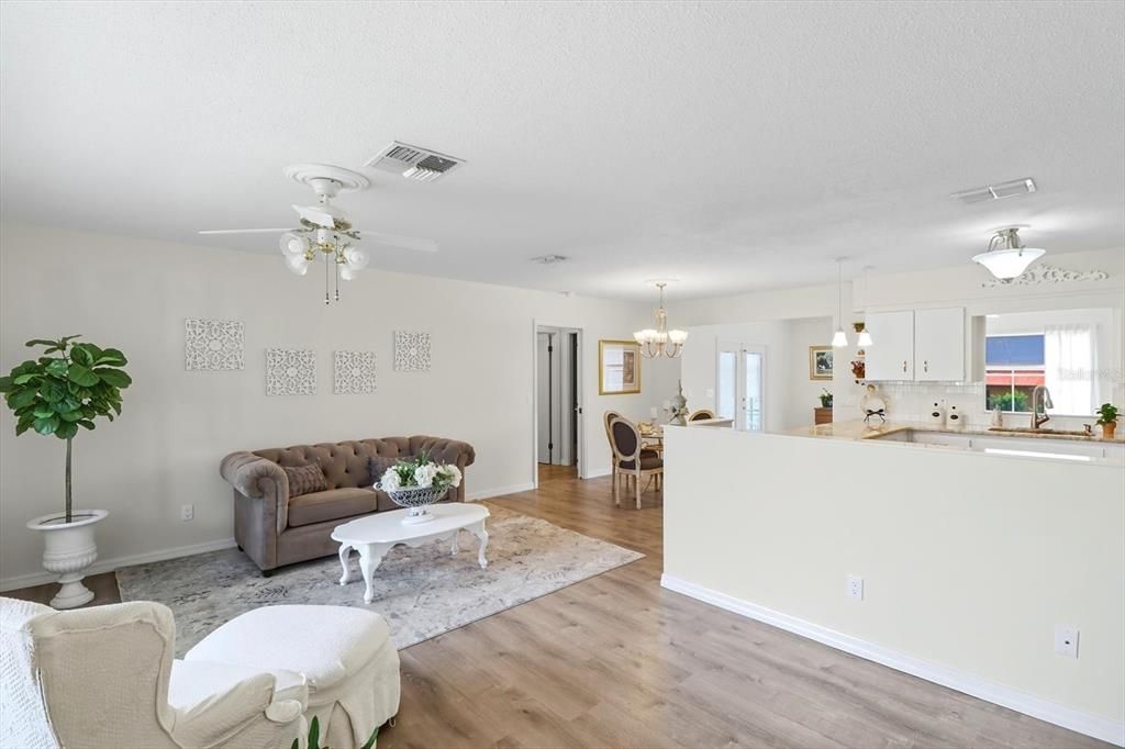 На продажу: $320,000 (2 спален, 2 ванн, 1434 Квадратных фут)