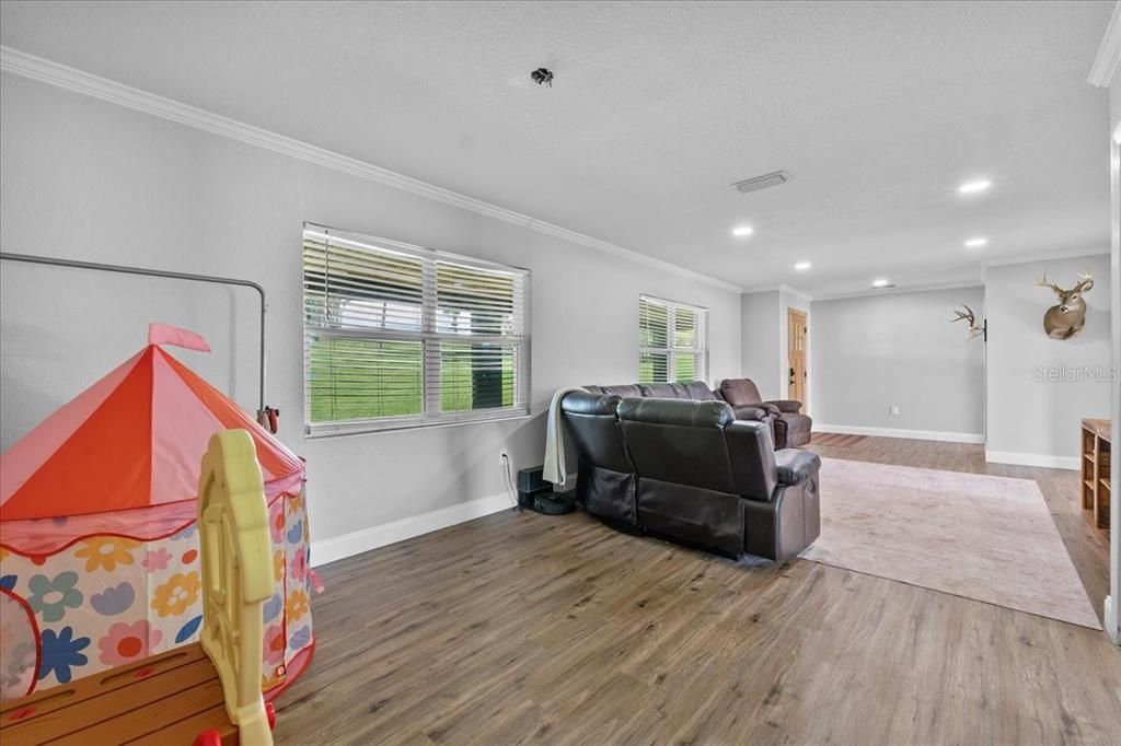 En Venta: $734,999 (4 camas, 3 baños, 2380 Pies cuadrados)