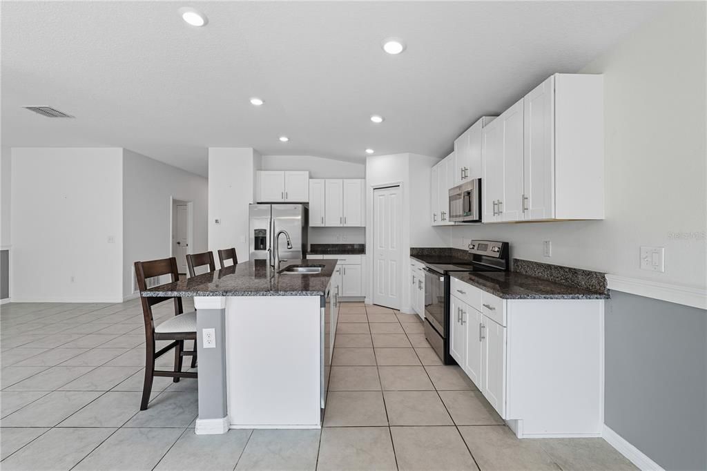 待售: $365,000 (4 贝兹, 2 浴室, 1935 平方英尺)