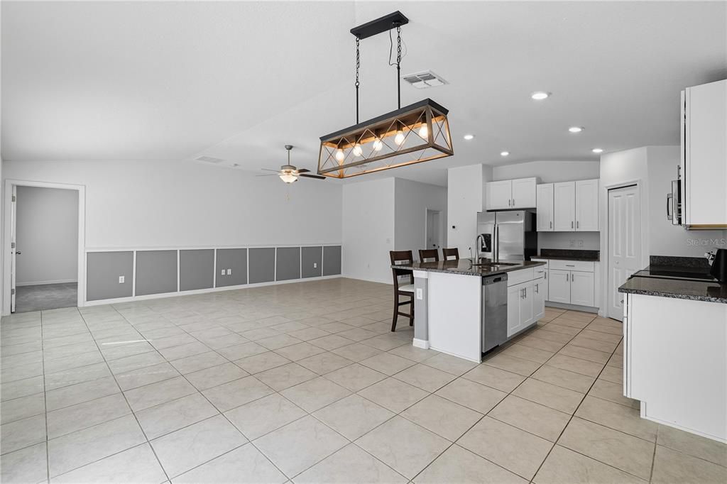 待售: $365,000 (4 贝兹, 2 浴室, 1935 平方英尺)