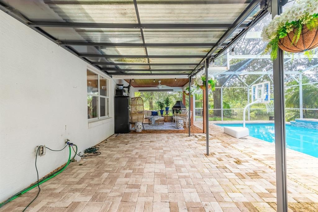 合同活跃: $439,900 (3 贝兹, 2 浴室, 1627 平方英尺)