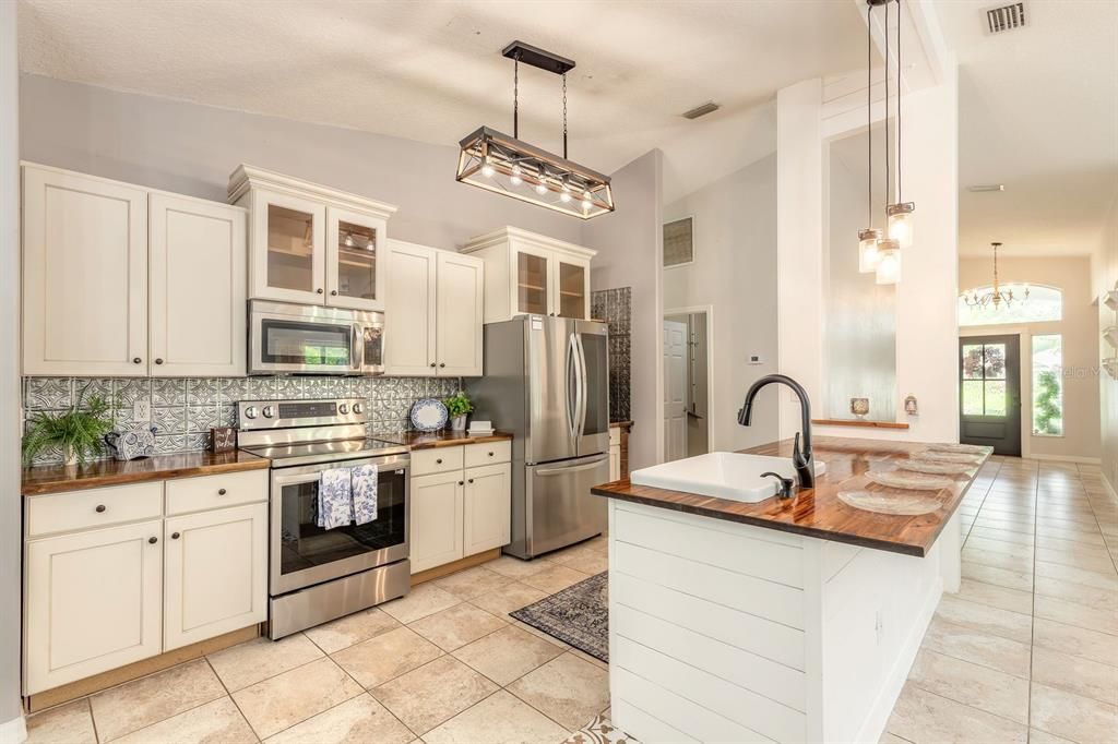 合同活跃: $439,900 (3 贝兹, 2 浴室, 1627 平方英尺)