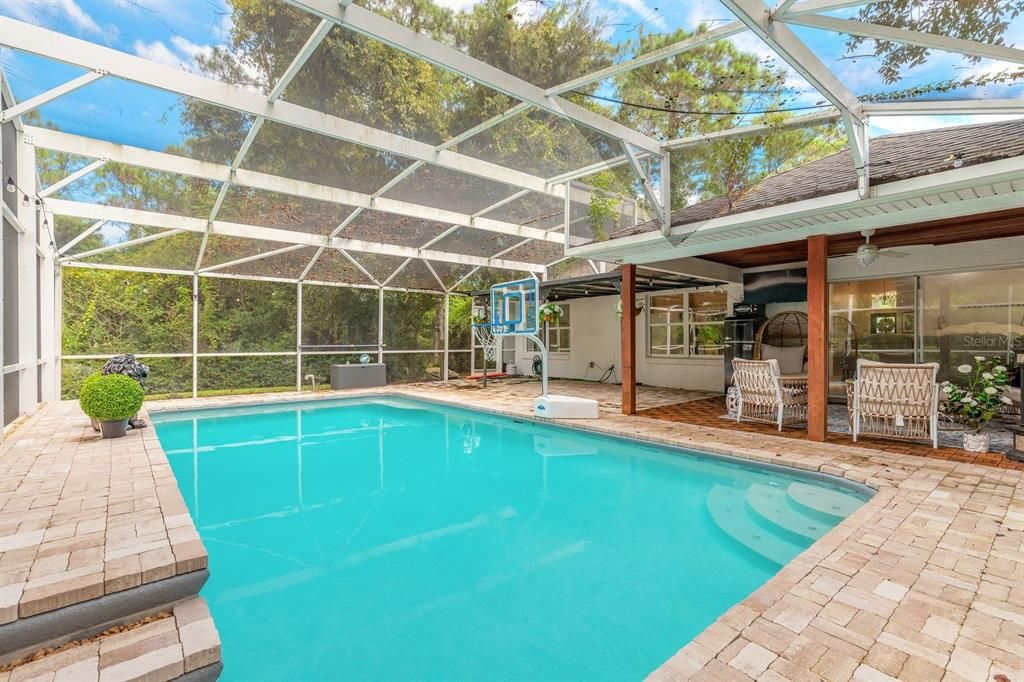 合同活跃: $439,900 (3 贝兹, 2 浴室, 1627 平方英尺)