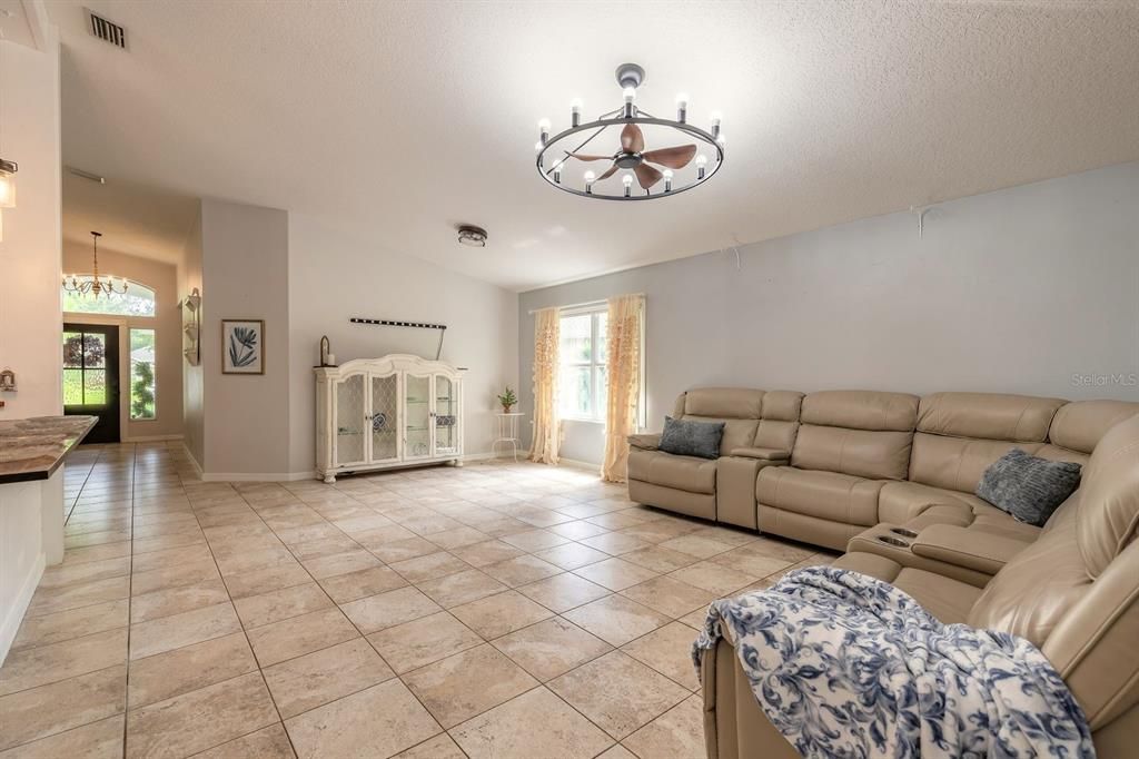 合同活跃: $439,900 (3 贝兹, 2 浴室, 1627 平方英尺)