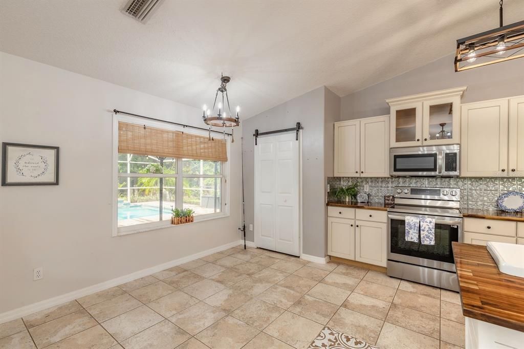 合同活跃: $439,900 (3 贝兹, 2 浴室, 1627 平方英尺)