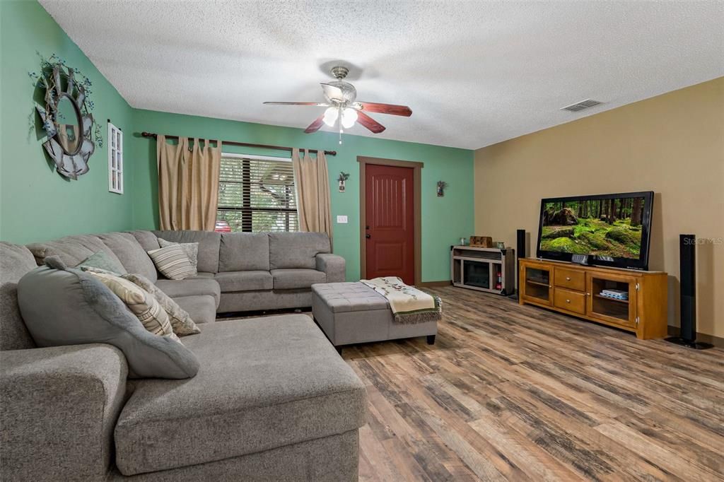 For Sale: $315,000 (2 beds, 2 baths, 1234 Square Feet)