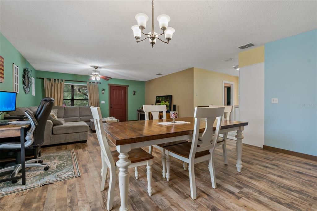 For Sale: $315,000 (2 beds, 2 baths, 1234 Square Feet)