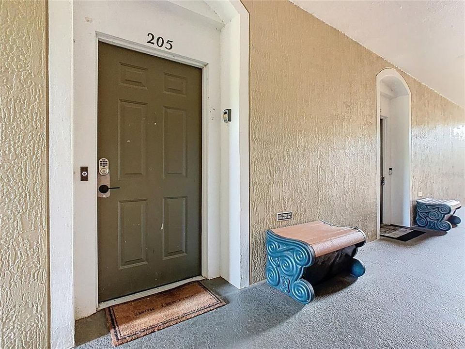 合同活跃: $1,799 (3 贝兹, 2 浴室, 1402 平方英尺)