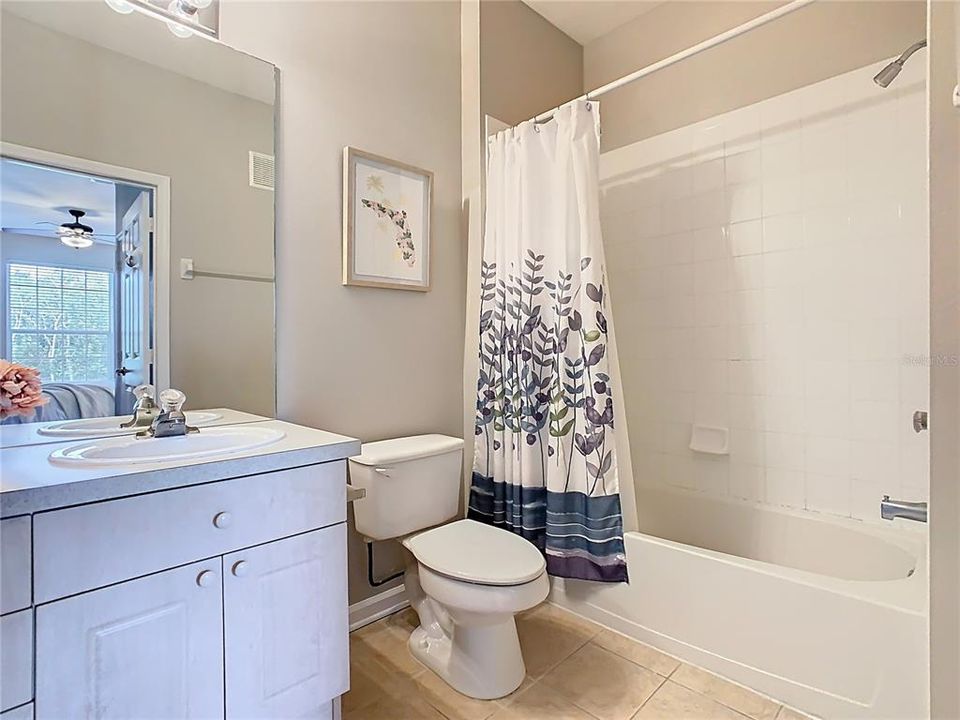 合同活跃: $1,799 (3 贝兹, 2 浴室, 1402 平方英尺)