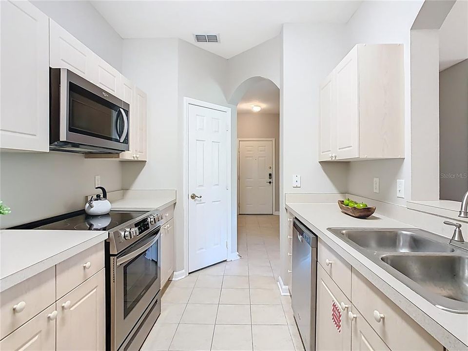 合同活跃: $1,799 (3 贝兹, 2 浴室, 1402 平方英尺)