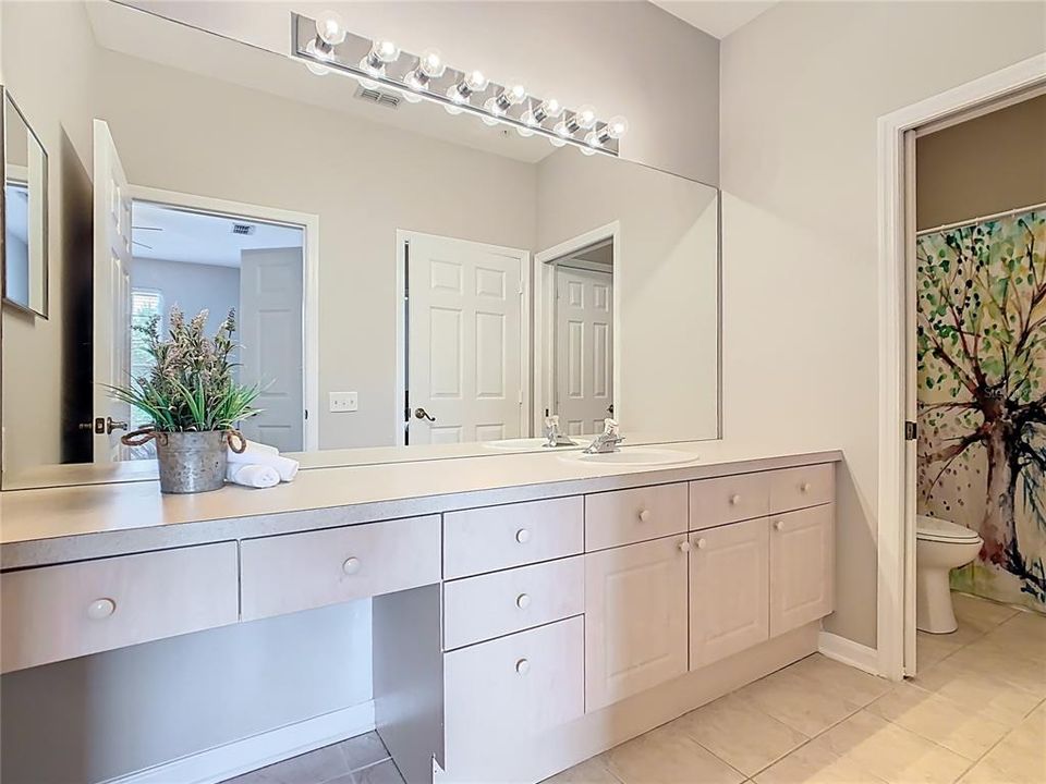 合同活跃: $1,799 (3 贝兹, 2 浴室, 1402 平方英尺)