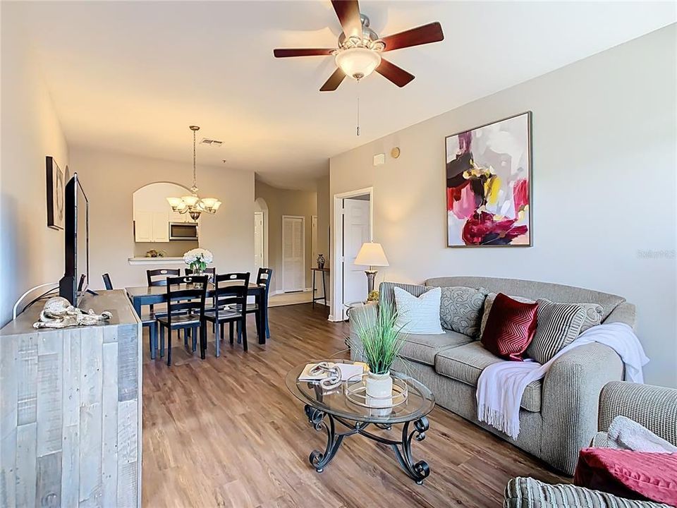 合同活跃: $1,799 (3 贝兹, 2 浴室, 1402 平方英尺)