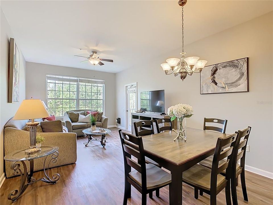 合同活跃: $1,799 (3 贝兹, 2 浴室, 1402 平方英尺)