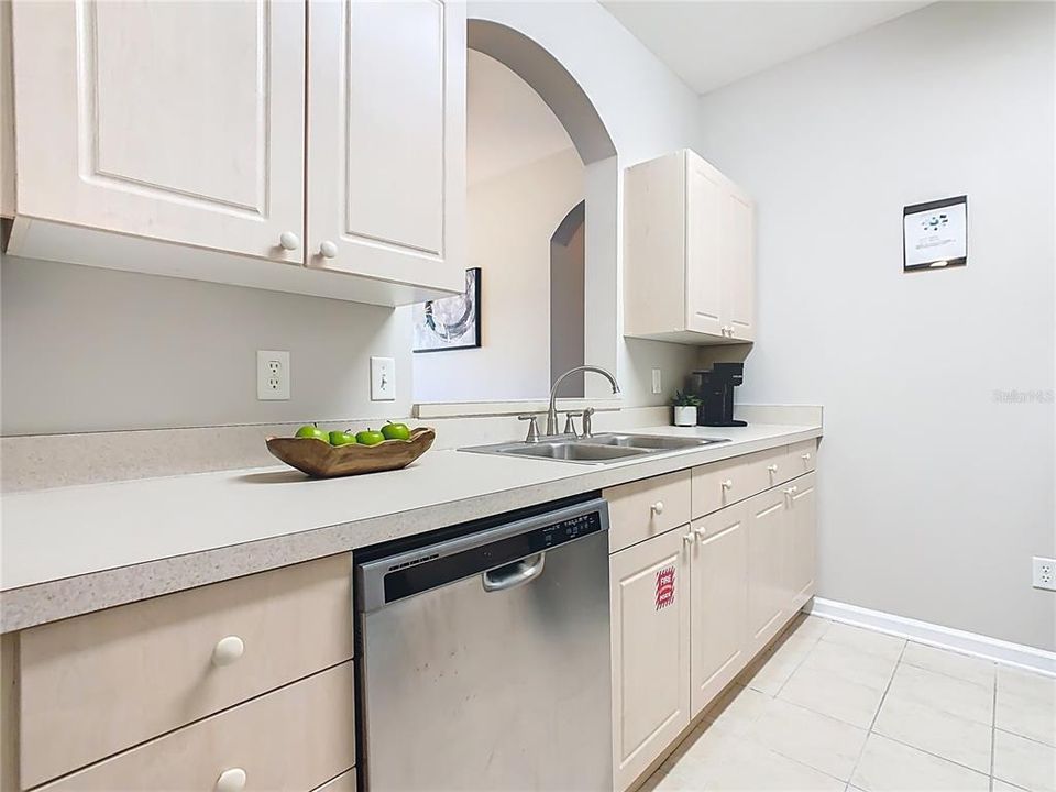 合同活跃: $1,799 (3 贝兹, 2 浴室, 1402 平方英尺)