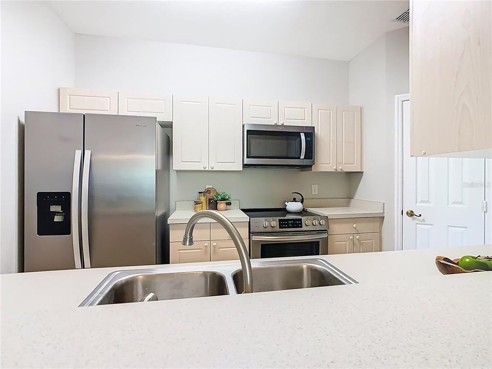 合同活跃: $1,799 (3 贝兹, 2 浴室, 1402 平方英尺)