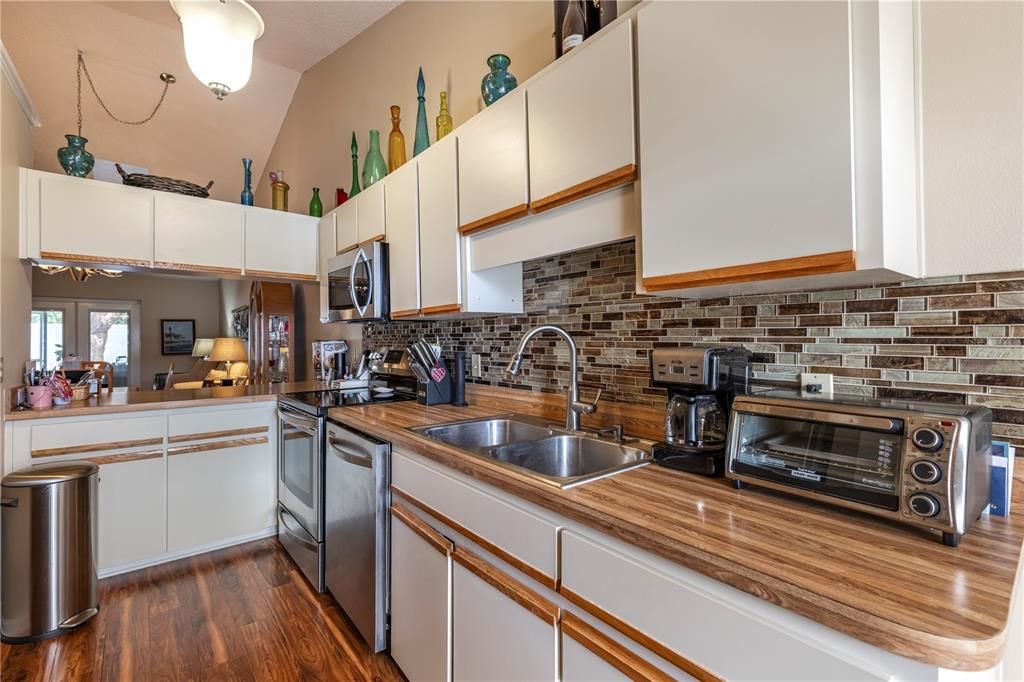 Active With Contract: $249,900 (3 beds, 2 baths, 1328 Square Feet)