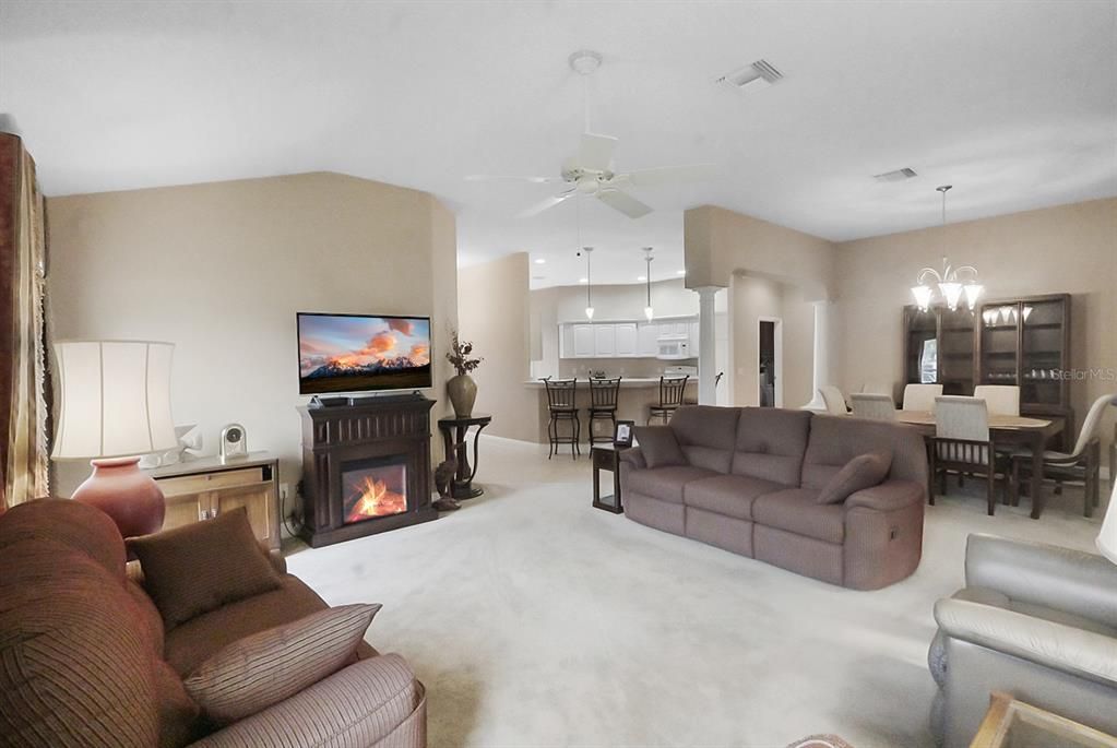 Activo con contrato: $459,900 (3 camas, 2 baños, 1927 Pies cuadrados)