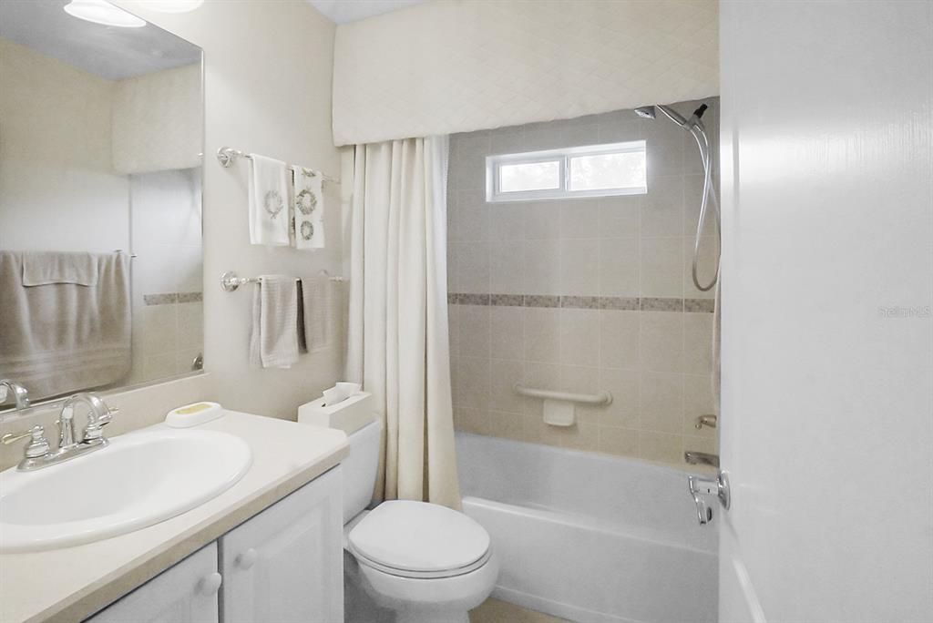 Activo con contrato: $459,900 (3 camas, 2 baños, 1927 Pies cuadrados)