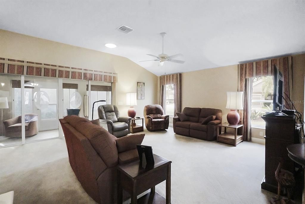 Activo con contrato: $459,900 (3 camas, 2 baños, 1927 Pies cuadrados)