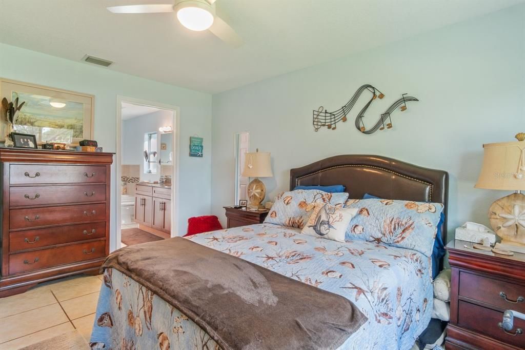 合同活跃: $295,000 (3 贝兹, 2 浴室, 1367 平方英尺)