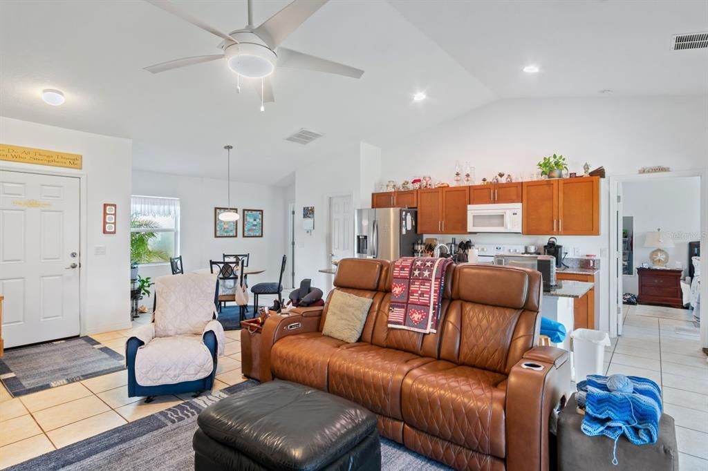 合同活跃: $295,000 (3 贝兹, 2 浴室, 1367 平方英尺)