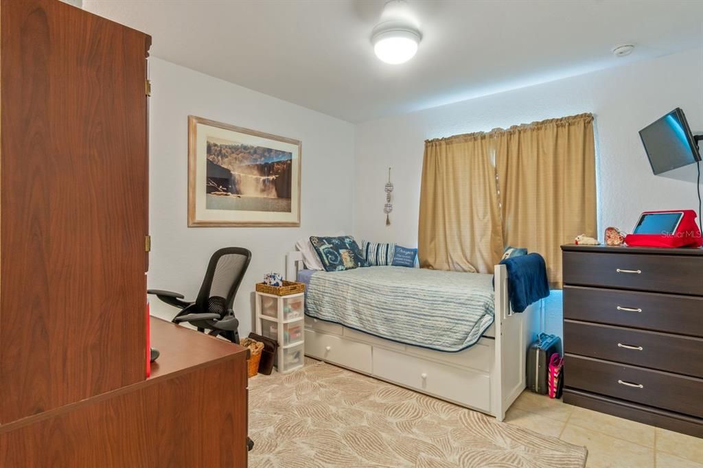 合同活跃: $295,000 (3 贝兹, 2 浴室, 1367 平方英尺)