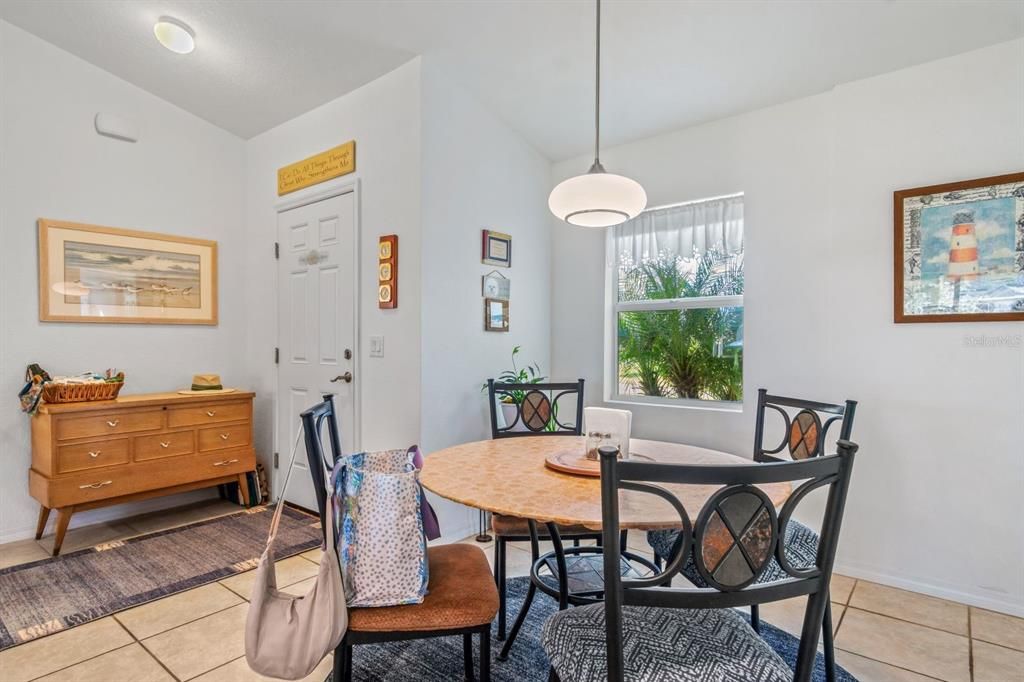 合同活跃: $295,000 (3 贝兹, 2 浴室, 1367 平方英尺)