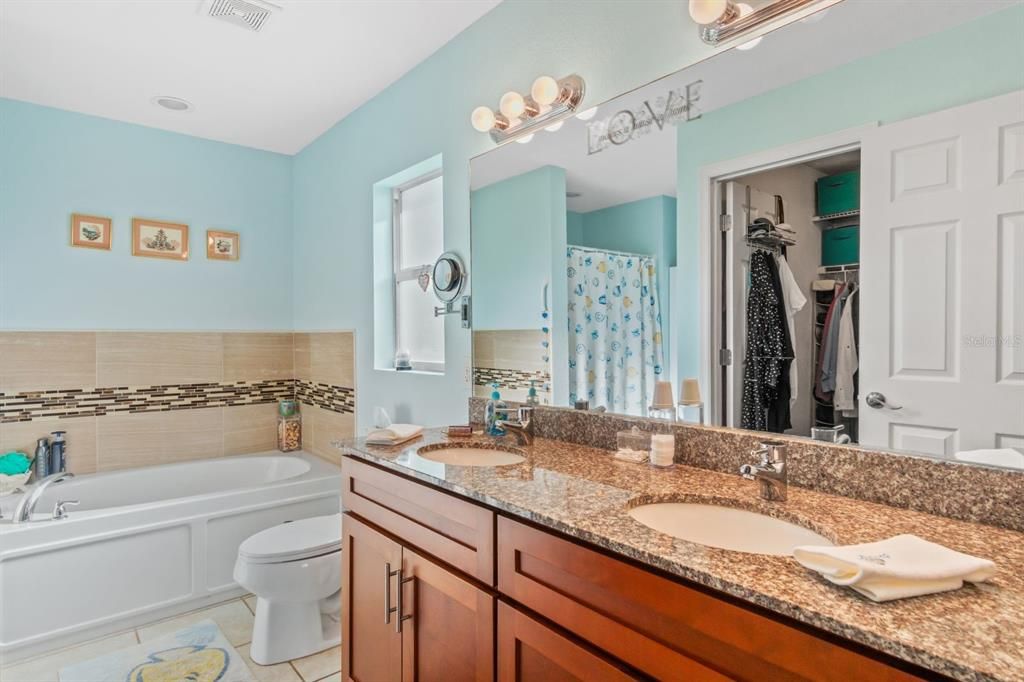 合同活跃: $295,000 (3 贝兹, 2 浴室, 1367 平方英尺)