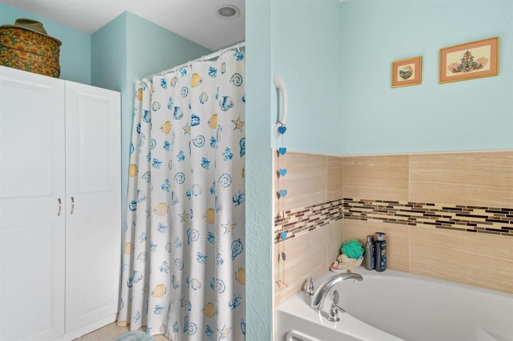 合同活跃: $295,000 (3 贝兹, 2 浴室, 1367 平方英尺)