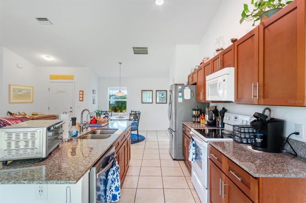 合同活跃: $295,000 (3 贝兹, 2 浴室, 1367 平方英尺)