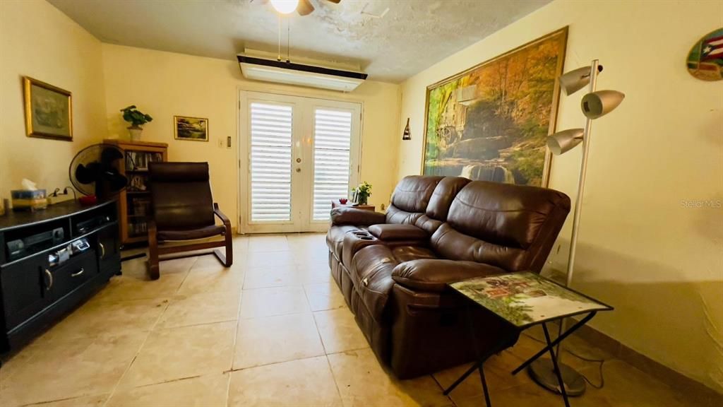 Под контрактом: $398,000 (4 спален, 3 ванн, 3070 Квадратных фут)