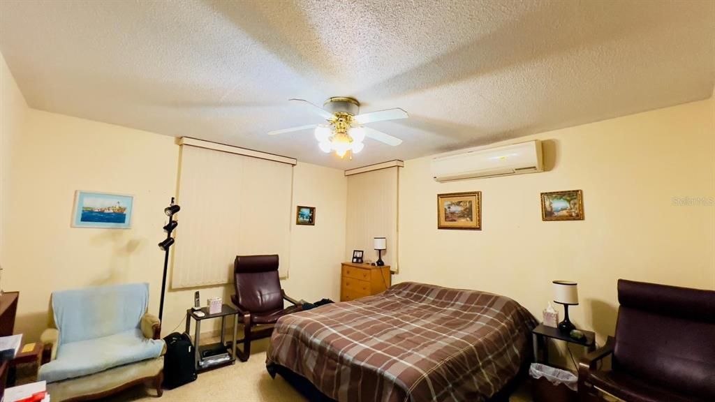 Под контрактом: $398,000 (4 спален, 3 ванн, 3070 Квадратных фут)