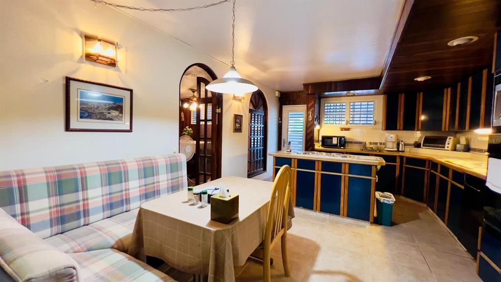 Под контрактом: $398,000 (4 спален, 3 ванн, 3070 Квадратных фут)