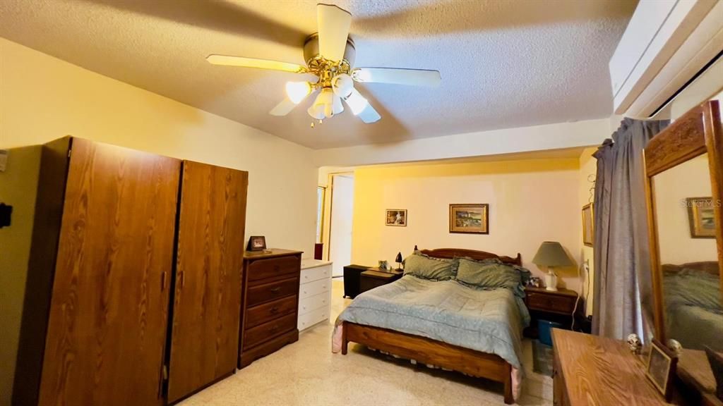 Под контрактом: $398,000 (4 спален, 3 ванн, 3070 Квадратных фут)