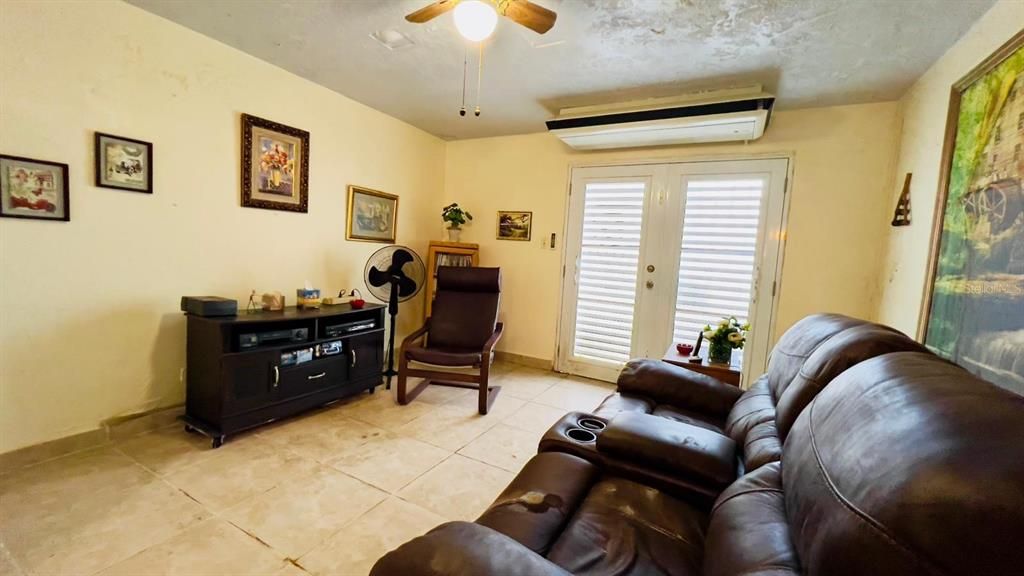 Под контрактом: $398,000 (4 спален, 3 ванн, 3070 Квадратных фут)