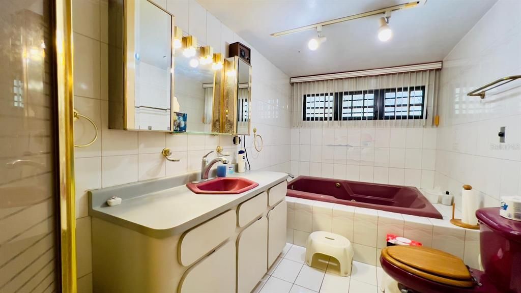 Под контрактом: $398,000 (4 спален, 3 ванн, 3070 Квадратных фут)