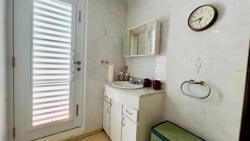 Под контрактом: $398,000 (4 спален, 3 ванн, 3070 Квадратных фут)