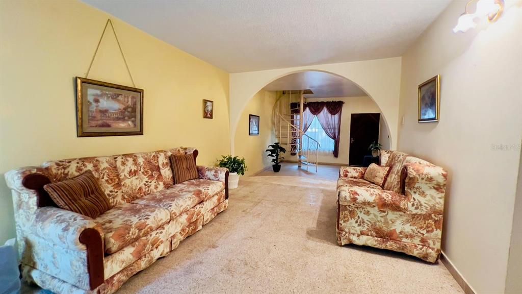 Под контрактом: $398,000 (4 спален, 3 ванн, 3070 Квадратных фут)