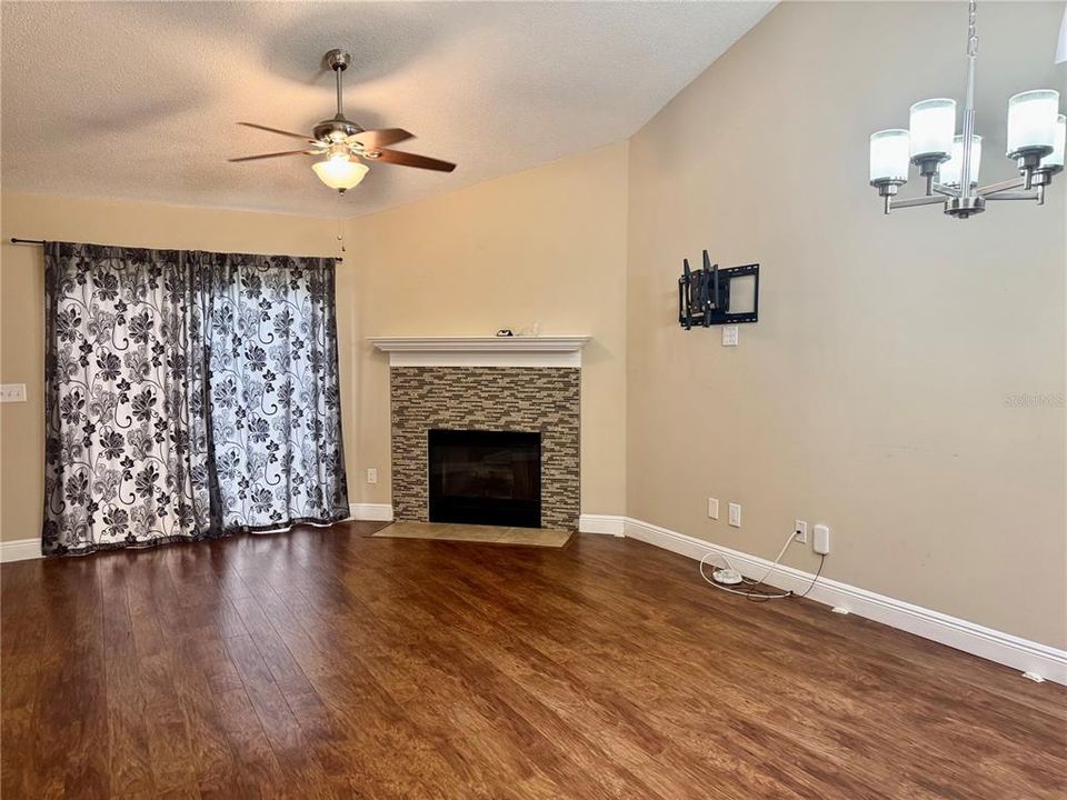 Active With Contract: $285,000 (3 beds, 2 baths, 1144 Square Feet)