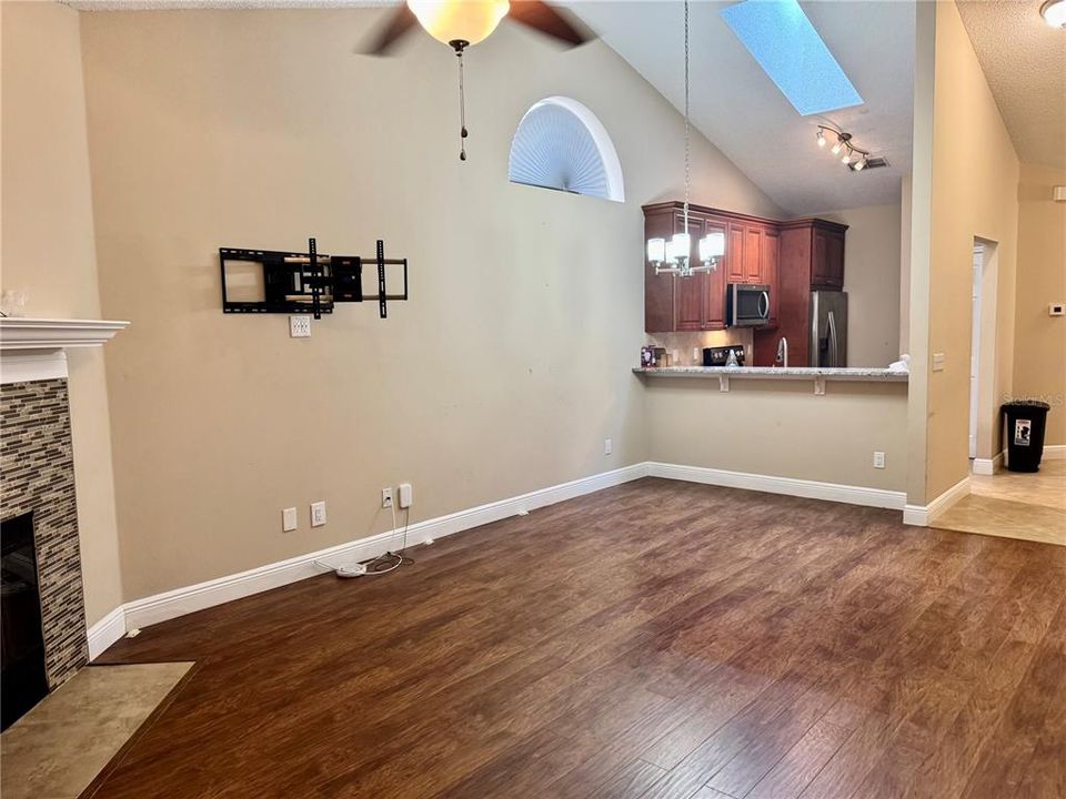 Active With Contract: $285,000 (3 beds, 2 baths, 1144 Square Feet)