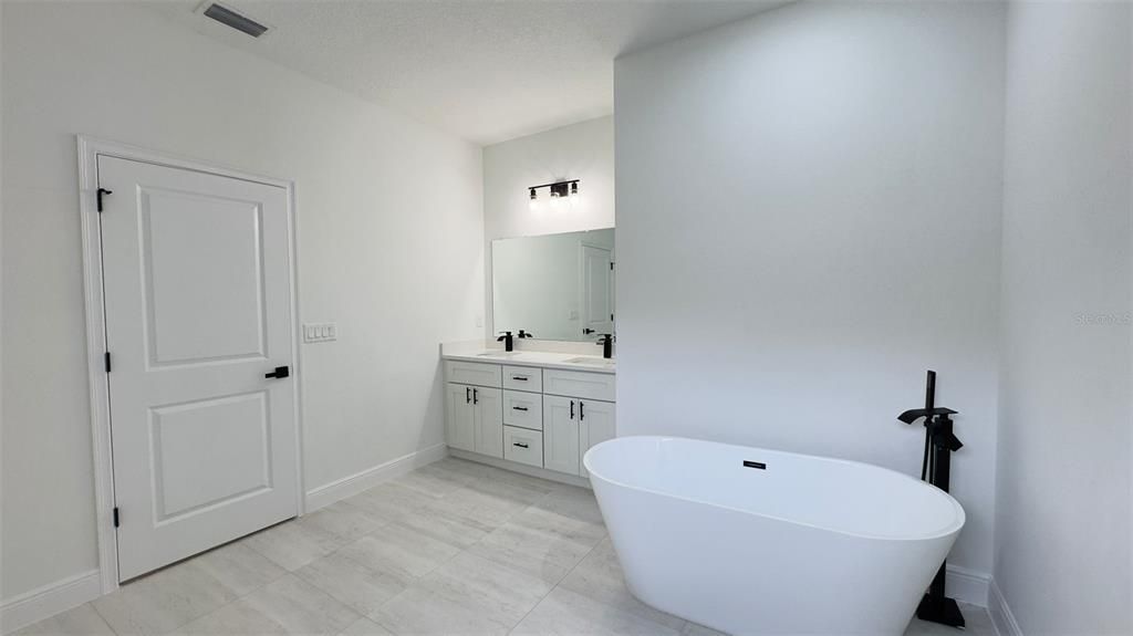 En Venta: $315,000 (4 camas, 2 baños, 1833 Pies cuadrados)