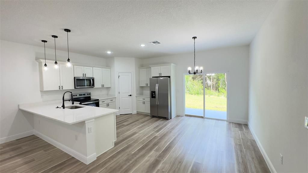 En Venta: $315,000 (4 camas, 2 baños, 1833 Pies cuadrados)