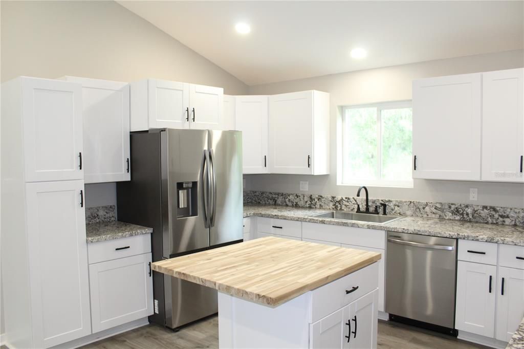 合同活跃: $479,999 (4 贝兹, 3 浴室, 1650 平方英尺)