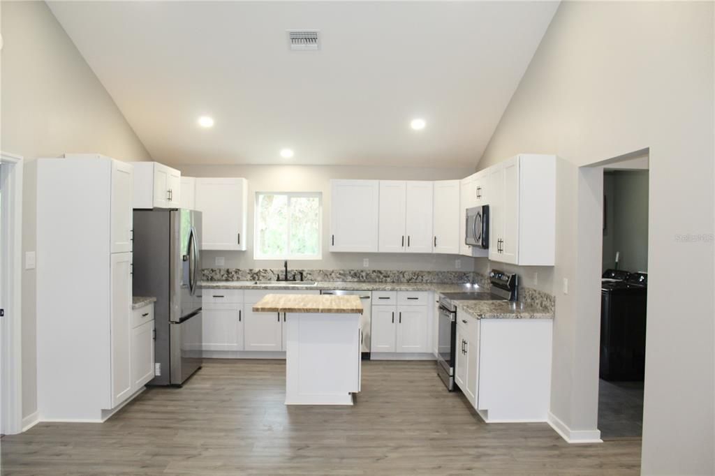 合同活跃: $479,999 (4 贝兹, 3 浴室, 1650 平方英尺)