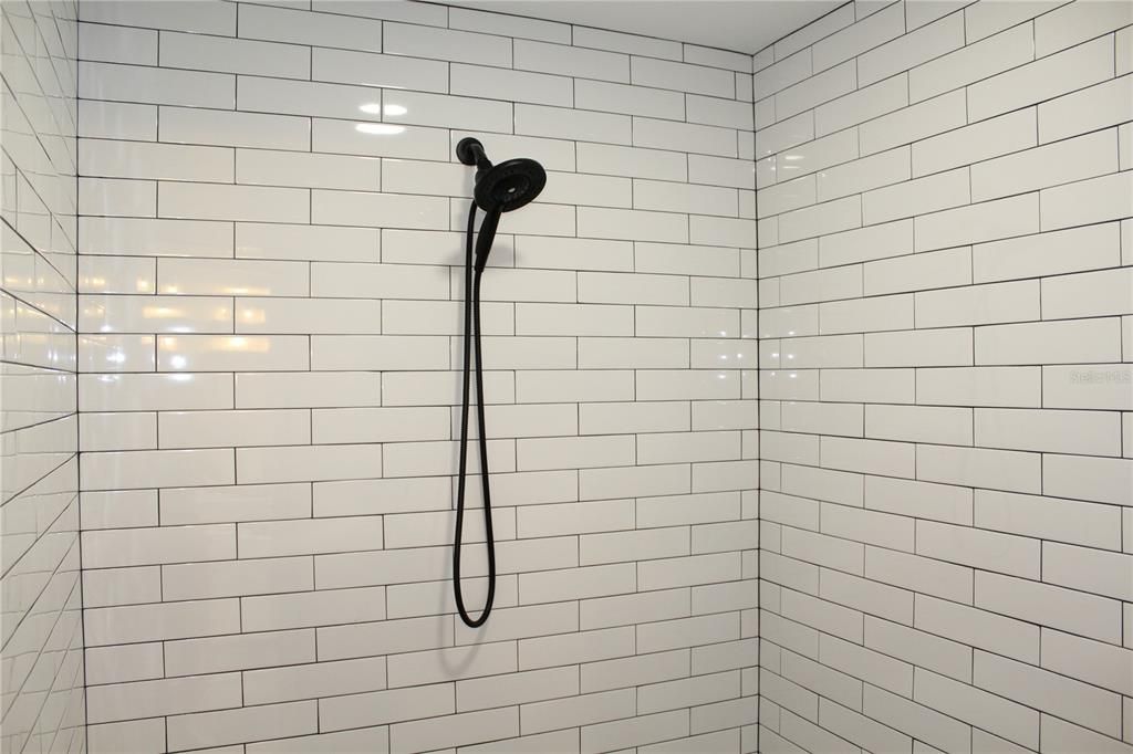 合同活跃: $479,999 (4 贝兹, 3 浴室, 1650 平方英尺)